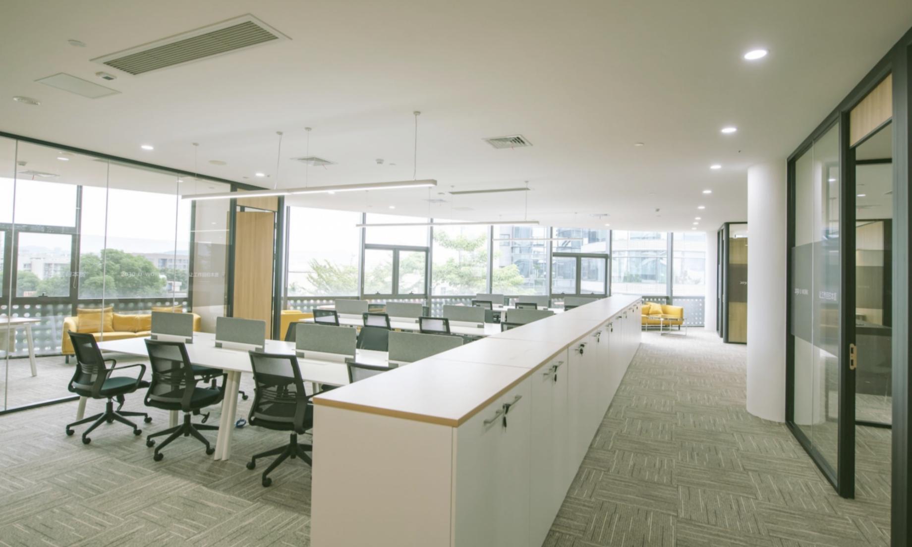 Modernt kontor där teammedlemmar samarbetar kring ekonomi- och personalfrågor