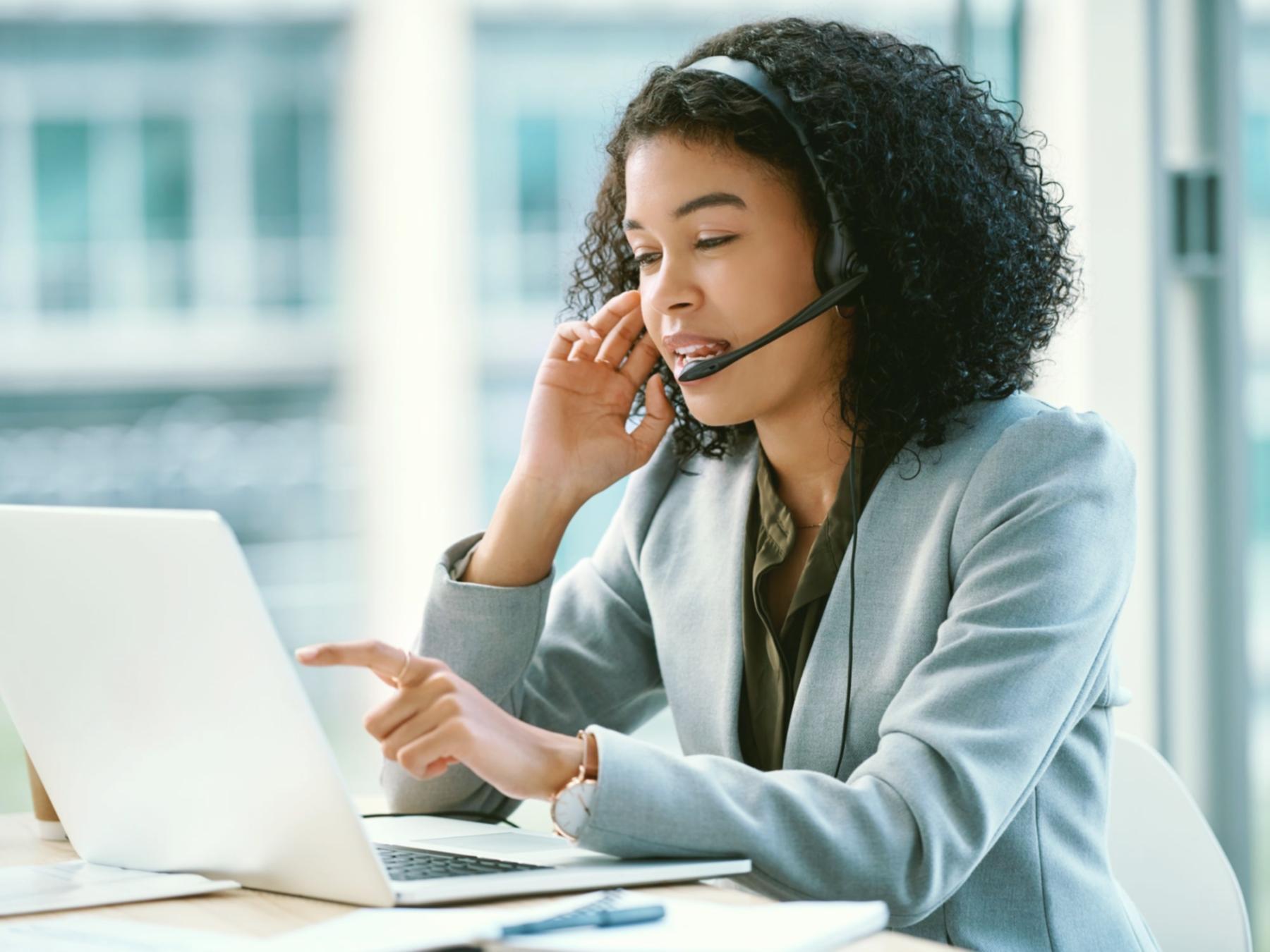 Jelamon team som arbetar med ekonomi- och personalhantering