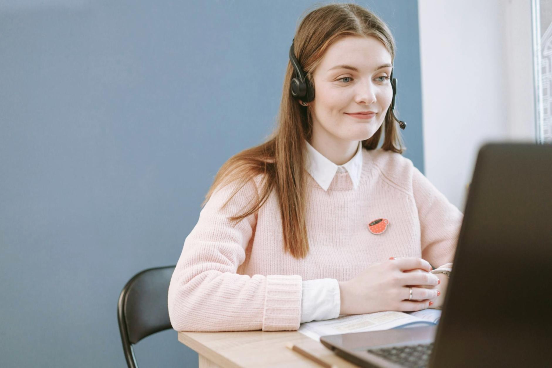 Studenter som diskuterar i grupparbete