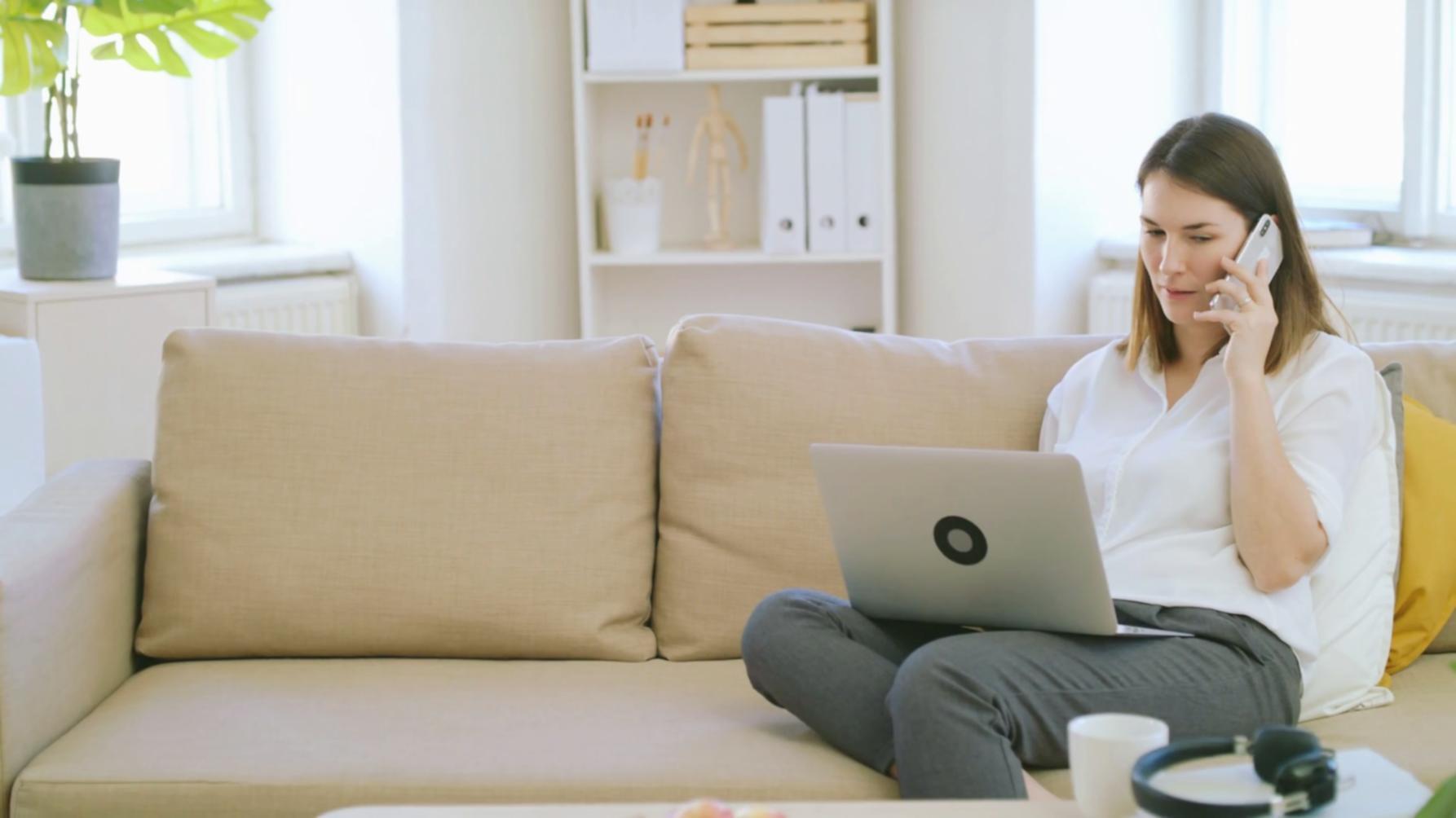 Moderna kontor med personal som samarbetar