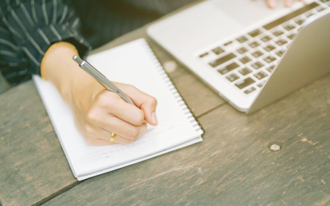 Personalhanteringssystem i användning på modern arbetsplats